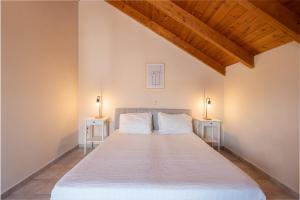 Postel nebo postele na pokoji v ubytování Helianthus Apartments