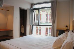 - une chambre avec un lit blanc et une fenêtre dans l'établissement Hotel de Turistas Iquitos, à Iquitos