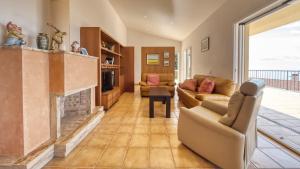 sala de estar con sofá y chimenea en Costacabana - Villa Mauri, en Blanes