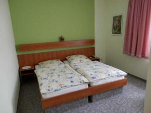 a bedroom with two twin beds in it at Ferienwohng u Zimmer Goldschmidt in Wickerode