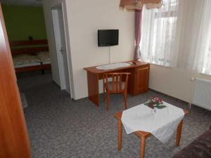 a room with a desk and a table and a room with a bed at Ferienwohng u Zimmer Goldschmidt in Wickerode +1 photo