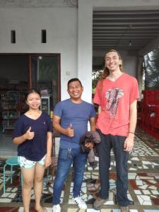 Eine Gruppe von drei Personen, die für ein Bild posieren in der Unterkunft Buana Asti Homestay in Tabanan