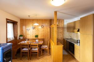 cocina con mesa y comedor en Ciasa de Vich, en Vigo di Fassa