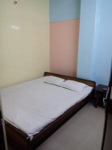 Una cama o camas en una habitación de Hotel Biman