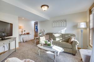 Μια τηλεόραση ή/και κέντρο ψυχαγωγίας στο Cozy Liberty Getaway with Fire Pit and Patio!