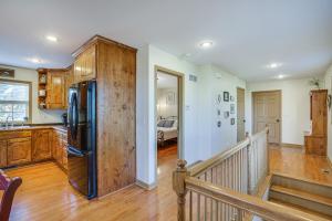 Η κουζίνα ή μικρή κουζίνα στο Cozy Liberty Getaway with Fire Pit and Patio!