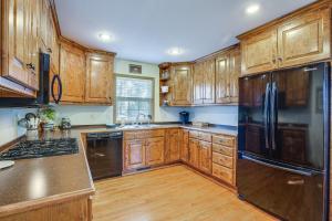 Η κουζίνα ή μικρή κουζίνα στο Cozy Liberty Getaway with Fire Pit and Patio! +24 φωτογραφίες
