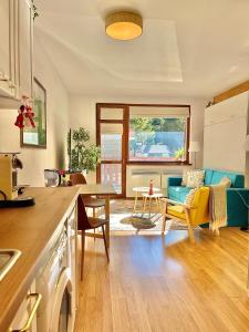 een keuken en woonkamer met een bank en een tafel bij Sunny studio close to the slopes in Borovets