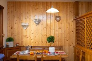 un comedor con una mesa con corazones en la pared en Ciasa de Vich, en Vigo di Fassa