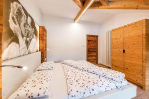 um quarto com 2 camas e um armário de madeira em Naturoase Stegerhof Apt Vergissmeinnicht em Trodena