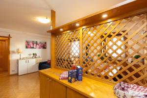 Habitación con pared de madera y bodega. en Ciasa de Vich, en Vigo di Fassa