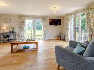 a living room with a couch and a table at 1 Bed in Presteigne 78351 in Kinsham