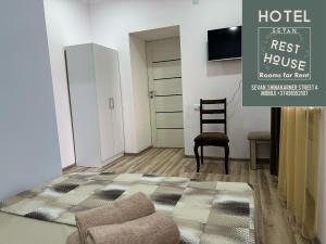 TV a/nebo společenská místnost v ubytování Sevan Rest House