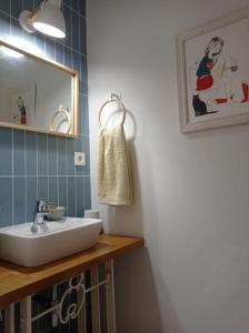 y baño con lavabo y espejo. en Town house with rooftop terrace en Sevilla