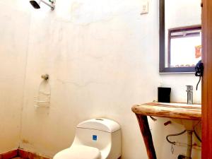 a bathroom with a toilet and a sink at Casa Caracolí in Villanueva