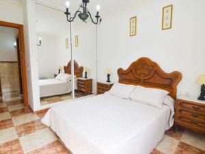 ネルハにあるNerja - Casa Vivi 12のベッドと大きな鏡のある寝室 +11枚の写真