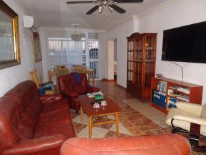 ネルハにあるNerja - Casa Vivi 12の革張りの家具と薄型テレビを備えたリビングルーム