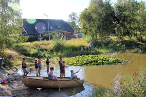 un grupo de personas en un barco en el agua en Minicamping Falkenborg, en Beltrum