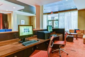 biuro z dwoma monitorami komputerowymi na biurku w obiekcie Courtyard by Marriott Bridgeport Clarksburg w mieście Bridgeport