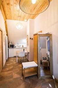 Kuchyň nebo kuchyňský kout v ubytování La Mezzanine de l'Etoile suite avec jacuzzi privé