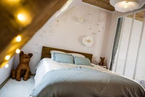 Postel nebo postele na pokoji v ubytování La Mezzanine de l'Etoile suite avec jacuzzi privé