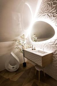 Koupelna v ubytování La Mezzanine de l'Etoile suite avec jacuzzi privé