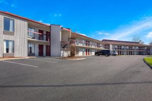 un aparcamiento vacío frente a un edificio en Red Roof Inn & Suites Monroe, NC, en Monroe