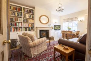 ein Wohnzimmer mit einem Sofa und einem Kamin in der Unterkunft Acorn Cottage in Bolton Bridge