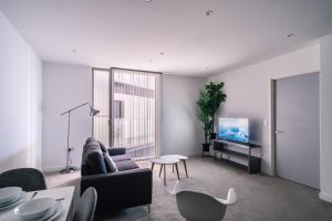 sala de estar con sofá y TV en Spacious 1 Bed Apartment in Central Manchester en Mánchester