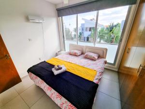 um quarto com uma cama com duas toalhas em Beach Villa With Private Pool And BBQ em Lárnaca