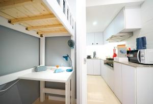 Kuchyň nebo kuchyňský kout v ubytování Student Accommodation - 292 Hennessy Road + 37 fotografií