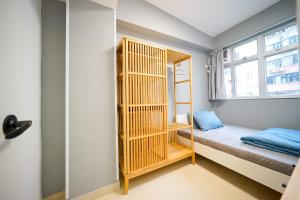 Student Accommodation - 292 Hennessy Road في هونغ كونغ: غرفة صغيرة مع سرير بطابقين ونافذة