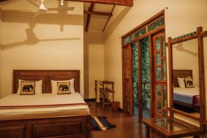 1 Schlafzimmer mit 2 Betten und einem Fenster in der Unterkunft Aloe Vera Guest House in Dambulla