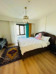 una camera da letto con un letto e un animale di peluche di Luxury Apartment a Istanbul