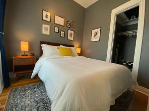 um quarto com uma grande cama branca e uma janela em Elegant Hideaway in the Heart of Andersonville em Chicago