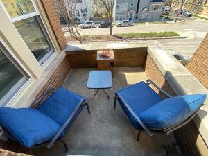 dwa niebieskie krzesła siedzące na balkonie obok okna w obiekcie Elegant Hideaway in the Heart of Andersonville w Chicago
