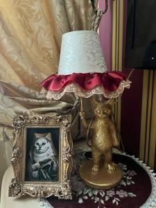 une lampe avec un chat à côté d'une photo d'un chat dans l'établissement Luxury Flat close to the Border, à Narva