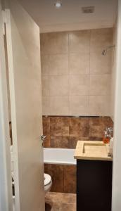 ein Badezimmer mit Badewanne, Toilette und Waschbecken in der Unterkunft -CASA YERBAL- 4 amb - Reserva mínima 2 noches DIR YERBAL 1125 in Buenos Aires + 8 Fotos