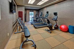 uma sala de fitness com passadeiras e equipamento cardiovascular em SpringHill Suites Norfolk Old Dominion University em Norfolk