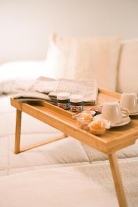 - une table en bois avec un plateau de nourriture dans l'établissement Mary House, à Bari