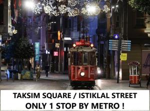 ein Trolleybus in der Nacht auf einer Stadtstraße in der Unterkunft TRYP By Wyndham Istanbul Sisli Hotel in Istanbul