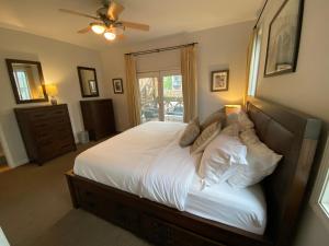 sypialnia z łóżkiem z białą pościelą i poduszkami w obiekcie Hidden East Village Gem w Chicago