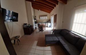 sala de estar con sofá y mesa en Casa 6 pers. en Mendoza