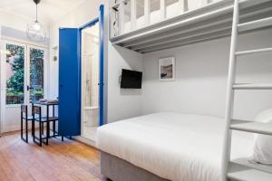 - une chambre avec des lits superposés et un bureau dans l'établissement Remy Studio - Design District, à Milan
