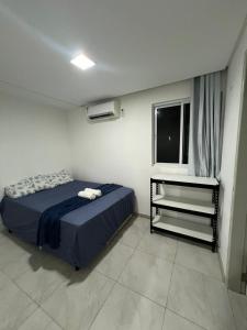 ポルト・デ・ガリーニャスにあるCasa de Veraneioの小さなベッドルーム(ベッド1台、窓付)