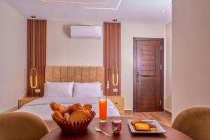 Uma cama ou camas num quarto em Rotana Pyramids View