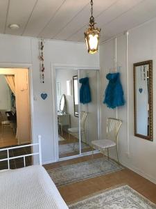 1 dormitorio con 1 cama y 1 habitación con espejo en Romanttinen Retrokaksio, en Oulu