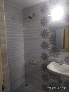 Ένα μπάνιο στο Royale Seaward Comfort Suites