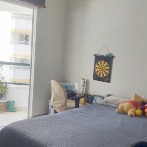 Ένα ή περισσότερα κρεβάτια σε δωμάτιο στο 1 quadra e 1/2 do mar no Centro de Balneário Camboriú!