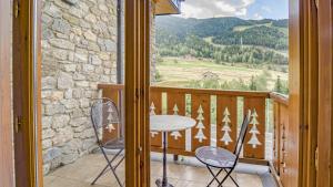 a balcony with a table and chairs and a view at Esfera turística,Tarter Park in El Tarter